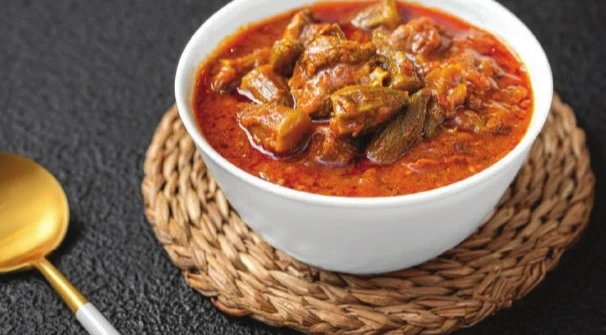 صالونة بامية لحم مع أرز أو خبز