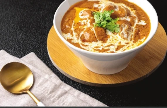 صالونة دجاج بالزبدة مع أرز أو خبز