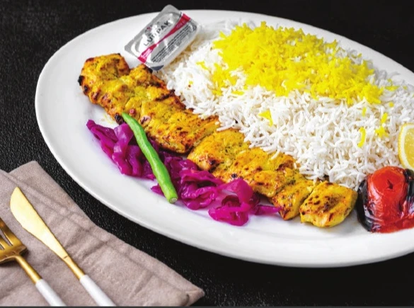 شيش طاووق بالزعفران مع أرز أو بطاطس